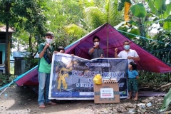 Penyerahan bantuan untuk posko pengungsian gempa di Mamuju
