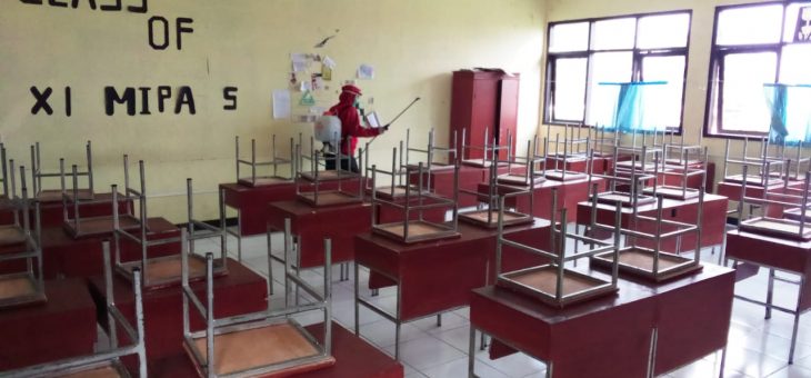 Halau Korona, BPBD Laksanakan Penyemprotan Desinfektan di Sekolah
